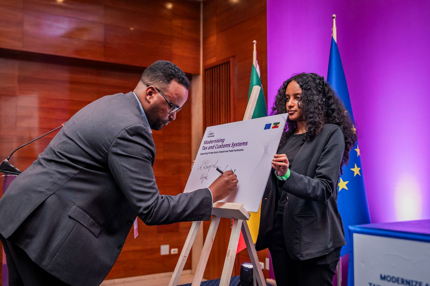 Signing the visibility plaque