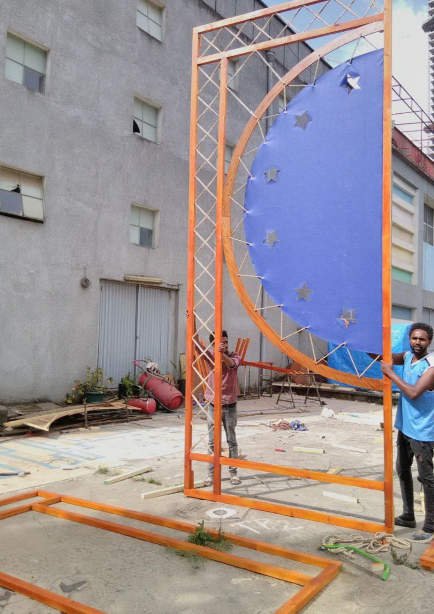 Set piece fabrication in the yard