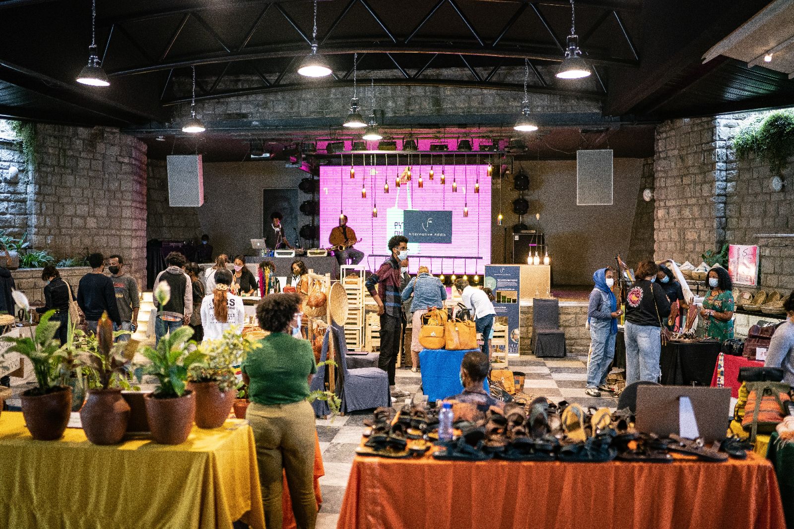 Market day in full, stage behind